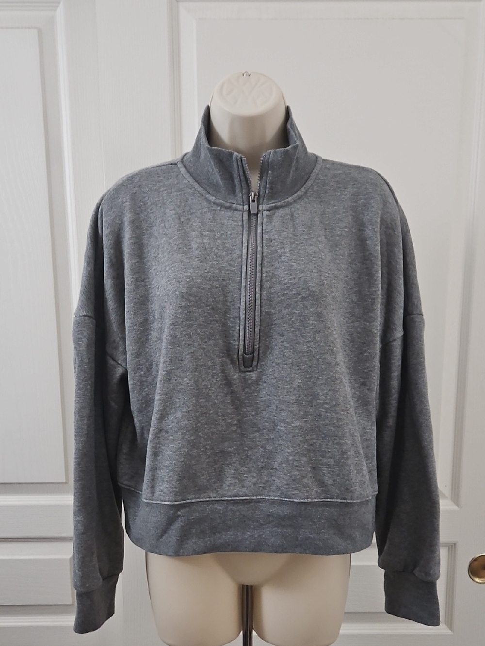 Fabletics | Woman's Gray Zip-Up Cropped Half Sweatshirt